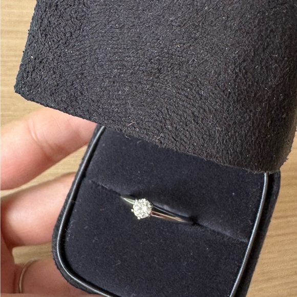 Platinum w/ diamond Tiffany & Co classic and timeless engagement ring - Picture 5 of 13